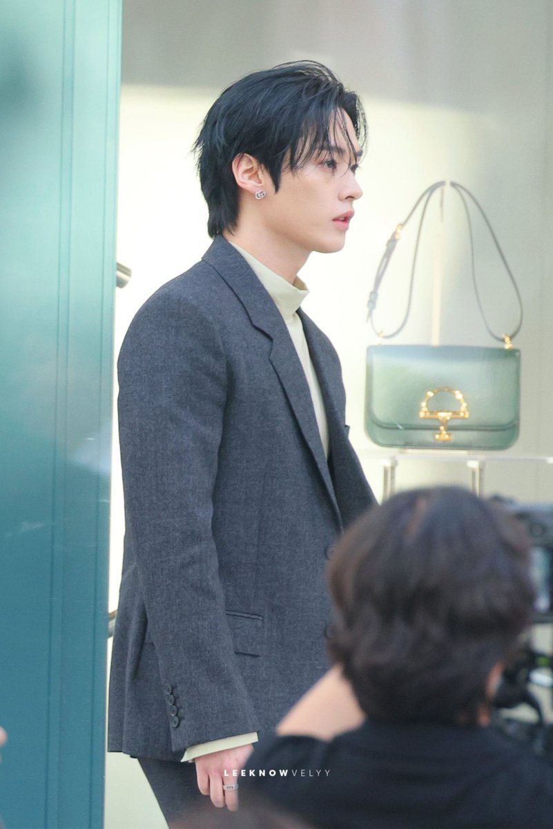 viraleeknow's tweet image. How can someone be so beautiful 

LEE KNOW GUCCI GOLDEN GUEST
#LEEKNOWXGUCCI
#LEEKNOWATGUCCIOSTERIA