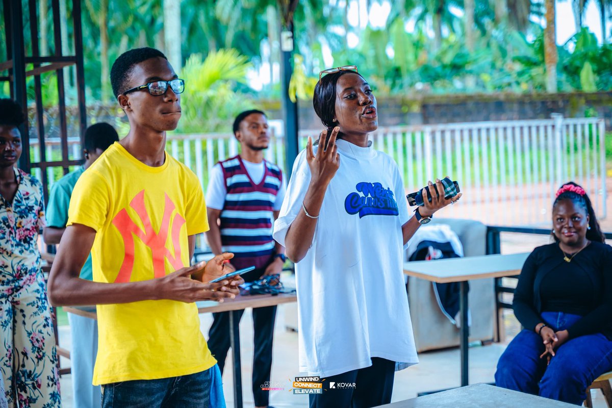 CreativeXComm's tweet image. We gave creatives just 3 random words… and they built full brands.

Name, purpose, offer, audience, and impact.... all from scratch.

It wasn’t just a game, it was proof: ask the right questions, and ideas turn into movements.

#creativeconference #CreativeHangout