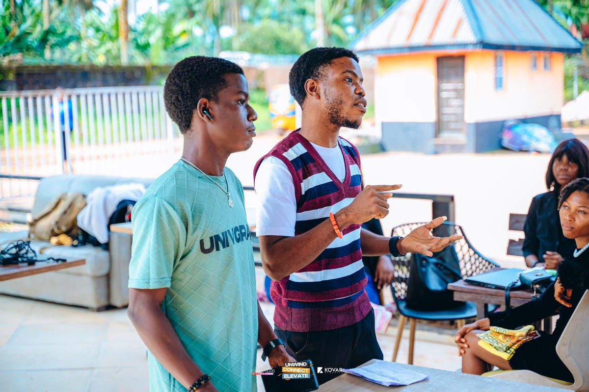 CreativeXComm's tweet image. We gave creatives just 3 random words… and they built full brands.

Name, purpose, offer, audience, and impact.... all from scratch.

It wasn’t just a game, it was proof: ask the right questions, and ideas turn into movements.

#creativeconference #CreativeHangout