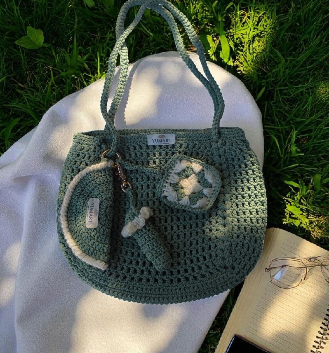 Kızlar üni için kullanışlı bir çanta mı sizceee?? gözlük, Lip balım ve kulaklık kılıfı da var 
Kampüste bu çantayla gezinme hayali 🥰