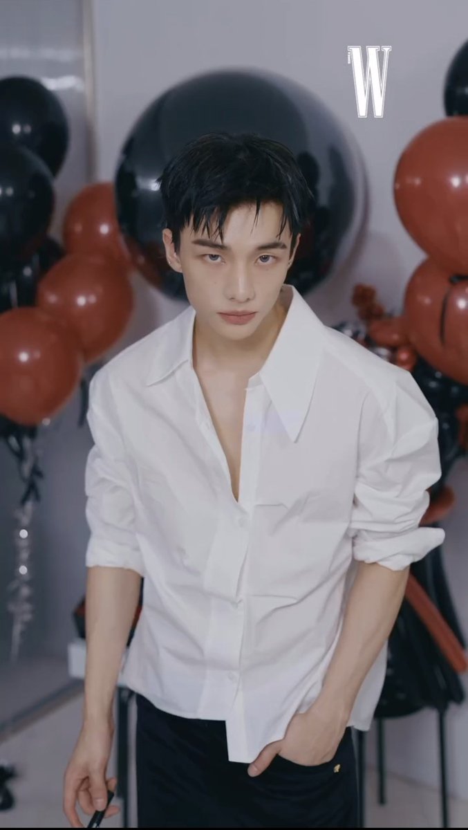 hyunieluvbot's tweet photo. MOST GORGEOUS MAN EVER 
#HyunjinxGivenchyBeauty https://t.co/JL1nmzl4Ku