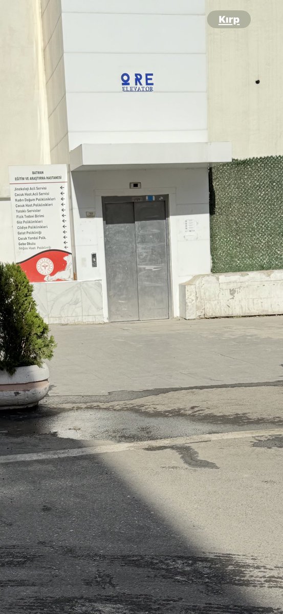 Trilyonlarca liraya yapılıp,trilyonlarca lira bakım yapılan,topu topu bir kat çıkan 
Tekerlekli hastalar için hayat olan iki hastaneyi birbirine bağlayan asansör aylardır bozuk,bir tane insan evladı yok mu bunu yapacak.<a href="/batmanilsaglik/">Batman İl Sağlık Müdürlüğü</a> <a href="/batmanvaliligi/">Batman Valiliği</a>