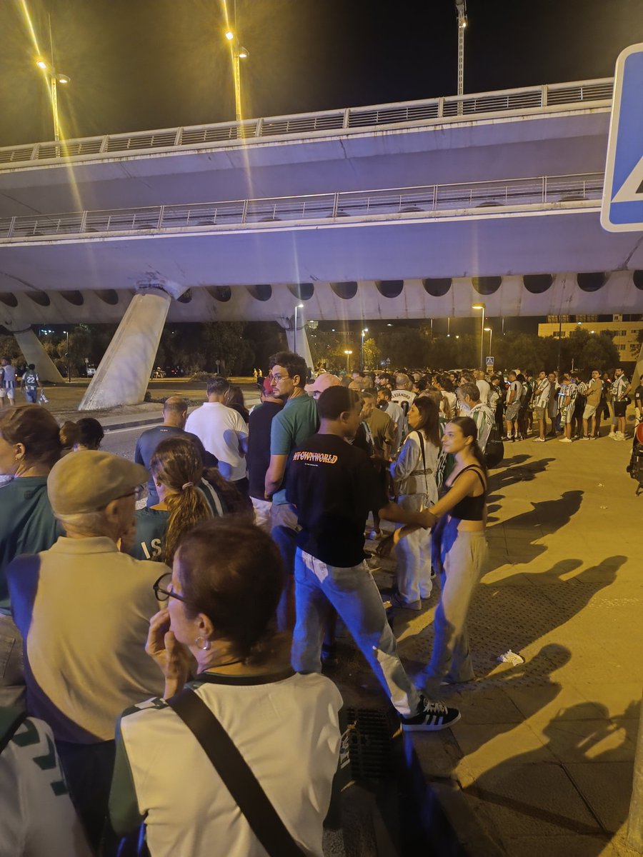 LorenaPG1990's tweet photo. @_Beticosiempre_ @RealBetis Lo mismo pasó para coger la lanzadera hacia Blas Infante. Eran las 23 y seguíamos en La Cartuja. Es de vergüenza. https://t.co/cTP7O6u9QC