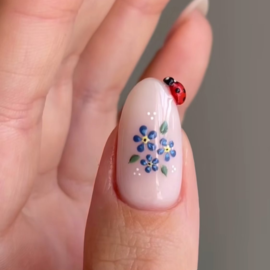 heart_jpg's tweet photo. insect nail art 🐝🦋🐞🌿 https://t.co/mffQs9pWRi