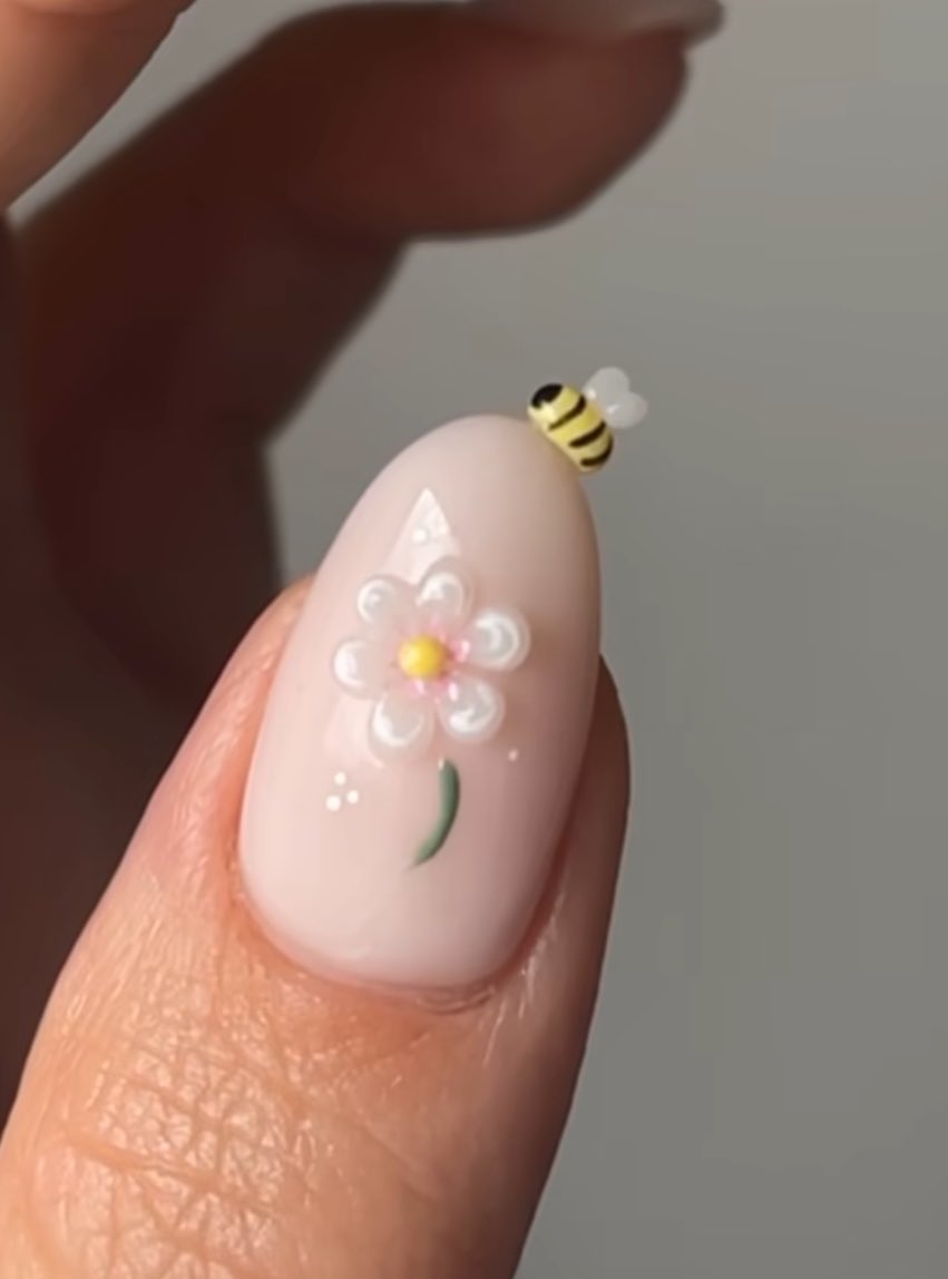 heart_jpg's tweet photo. insect nail art 🐝🦋🐞🌿 https://t.co/mffQs9pWRi