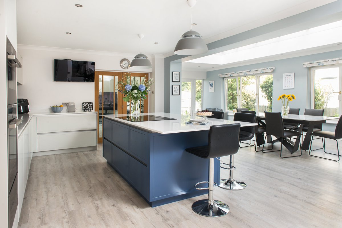 stonehamkitchen's tweet image. Our lovely Latitude collection is the perfect option if you are looking for a #contemporarykitchen for your home. The handleless design provides a sleek finish for a minimalist appearance.

View the collection - f.mtr.cool/ygtxwppbpt

#handlelesskitchens #kitchenideas