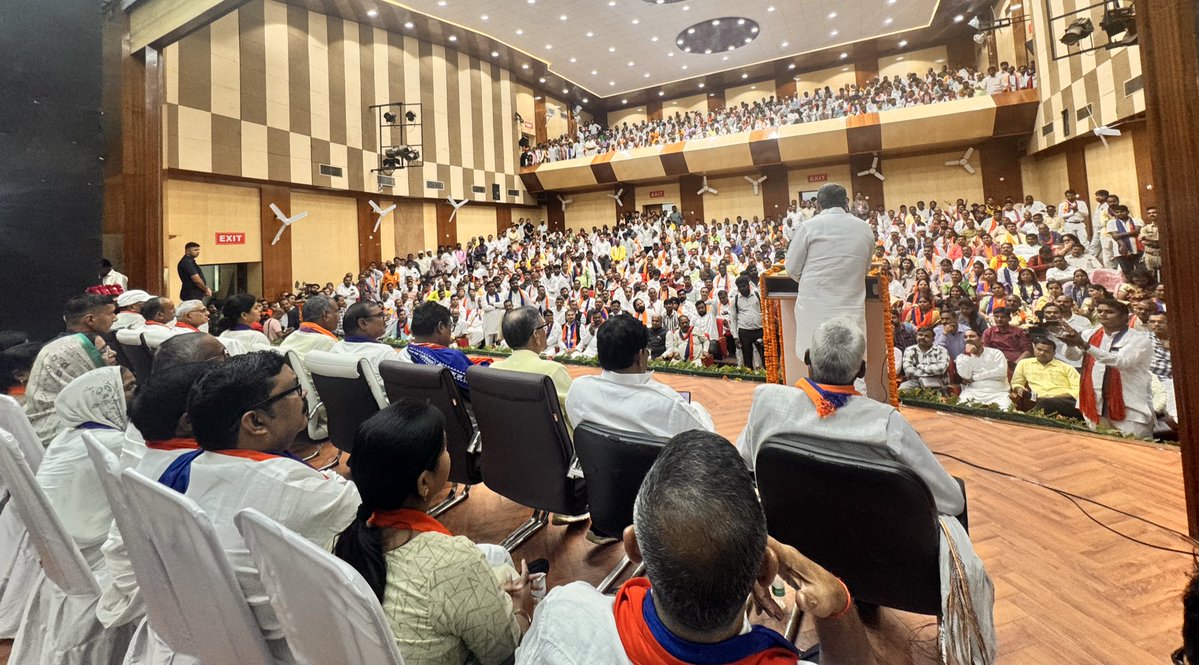 Apna Dal (S) (@apnadalofficial) on Twitter photo संगठन समीक्षा बैठक में पदाधिकारियों का मार्गदर्शन करते माननीय कैबिनेट मंत्री एवं राष्ट्रीय उपाध्यक्ष श्री <a href="/ErAshishSPatel/">Ashish Patel</a> जी संगठन समीक्षा बैठक में पदाधिकारियों का मार्गदर्शन करते माननीय कैबिनेट मंत्री एवं राष्ट्रीय उपाध्यक्ष श्री <a href="/ErAshishSPatel/">Ashish Patel</a> जी