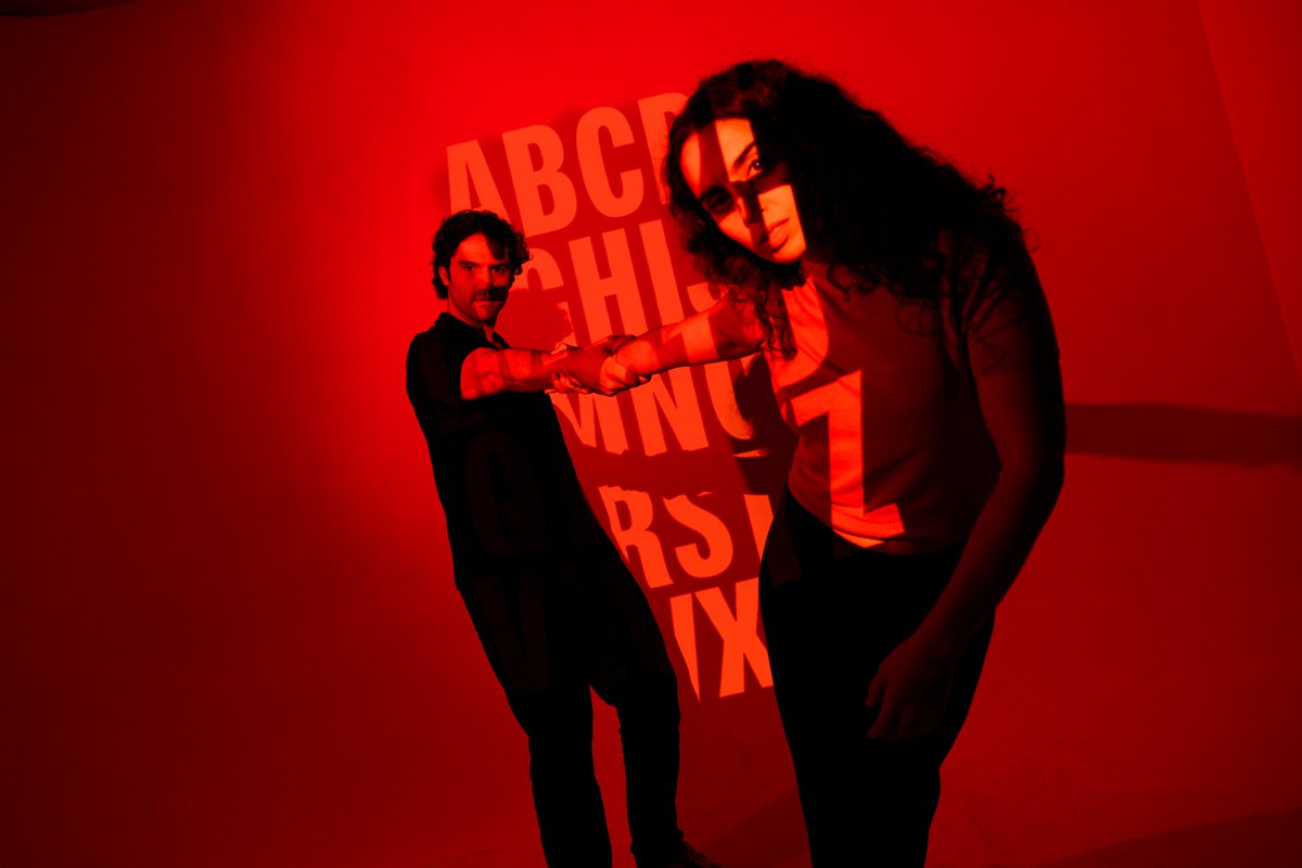 ABECEDARI de La Moukhles &amp; Sentís

Fa 30 anys el filòsof G.Deleuze es llençava per la finestra, deixant com a testament un abecedari. Ara algú mira per la mateixa finestra, mentre intenta reconstruir la vida d’un altre home.

📍Del 25/03 al 19/04/2026

salabeckett.cat/espectacle/abe…