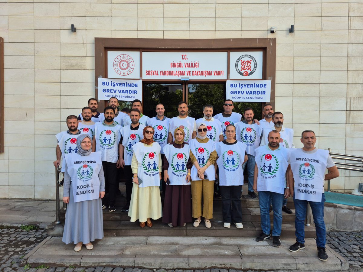 Ve.....
Devlet ile Vatandaş arasında Yardımlaşma görevini yapan
Devletin Sosyal yardım kolu olan
Bugüne kadar halk ile yardımlaşmanın en iyi örneğini veren
Sosyal Yardımlaşma ve Dayanışma Vakfı Personelinin
Kendileri ile olan Dayanışma Süresinde yürüttüğü GREV Nihai sonuca