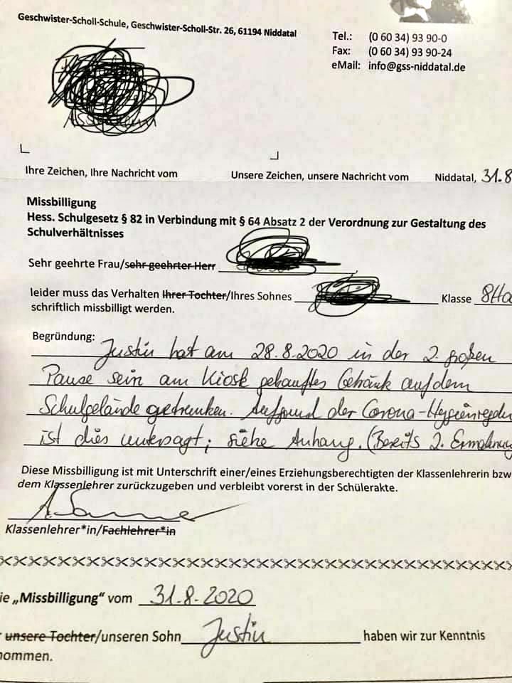 "Justin hat am 28.8.2020 in der 2. großen Pause sein am Kiosk gekauftes Getränk auf dem Schulgelände getrunken. Aufgrund der Corona-Hygieneregeln ist dies untersagt; siehe Anhang. (Bereits 2. Ermahnung)"

August 2020, #RichtigErinnern