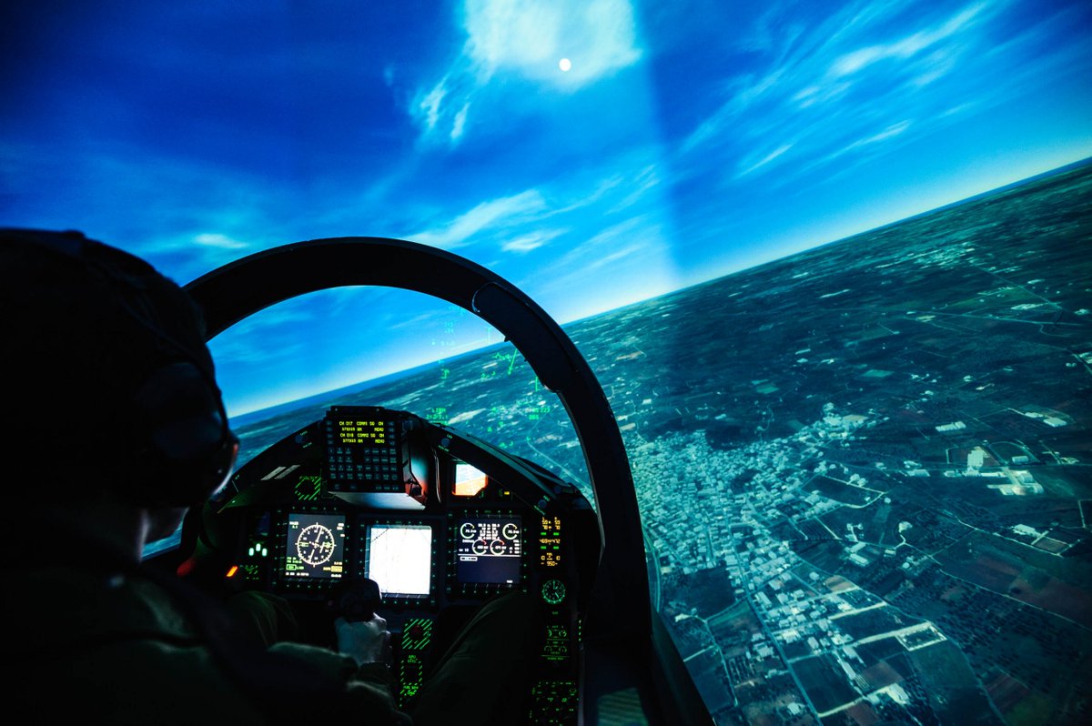 Leonardo_IT's tweet photo. Inizia un nuovo capitolo per l’International Flight Training School (#IFTS) di Decimomannu (CA), con la sigla del “Concept of Operations (#CONOPS) for Flight Training of the USAF Military Personnel in Italy”. L’accordo, firmato il 22 agosto 2025, sancisce una svolta epocale: per la prima volta nella storia dell’aviazione militare americana, l’#USAF ha scelto una scuola all’estero, in un Paese #NATO, per l’addestramento dei propri piloti | via @ItalianAirForce https://t.co/zCWvXVxuze📷 Aeronautica Militare