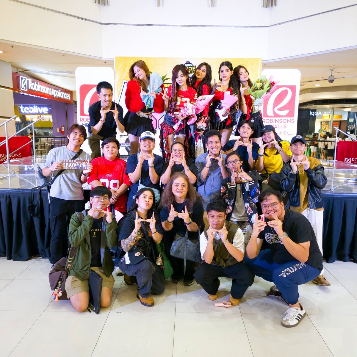 Manawaris_OFC's tweet photo. [ #HIRAYAxMANAWARIS ]

Standing beside #HIRAYA reminds us why we believe, support, and love them endlessly! 🤎✨️

🗓 August 31, 2025
📍 Robinsons Metro East
📷 @_vcfrancisco @heyhey_CK

HIRAYA SLAYS RobMetroEast
#HirayaPH @official_HIRAYA
#HIRAYAatPPOPCaravan #PPOPCaravan https://t.co/08GsDumi09