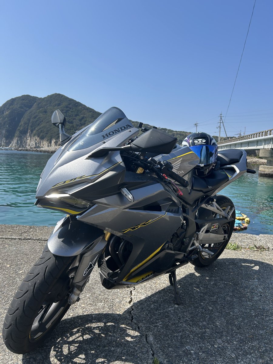 名前 : やす
性別 : 男
年齢 : 23
住み : 高知
身長 : 167
車両 :  #cbr250rr 
好き : バイク.ゲーム
一言 : 高知に来てバイク乗れる人がいないので探してます！

 #バイク乗りとして自己紹介 
 #バイク乗りと繋がりたい 
 #バイク好きと繋がりたい