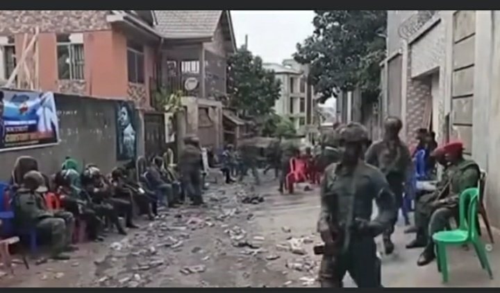 Désormais les militaires prennent la relève de la population devant la résidence de mutamba!!! 

👋 Congo mon pays