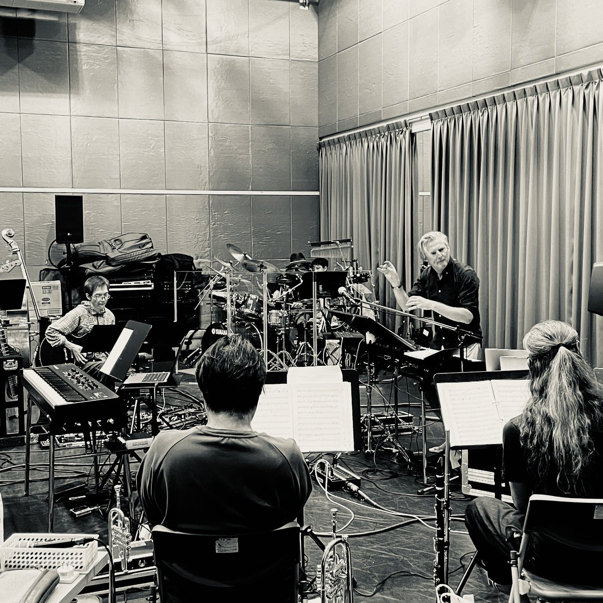 ミュージカル　#コーラスライン　ミュージカルスーパーバイザーのデイビッドさんとバンドリハ本日初日！
外も暑いですが、稽古場も熱い！
皆様に素晴らしいサウンドをお届けするために！

チケットは　（登録不要）　l-tike.com/st1/acl_tsp

#acl2025
#コーラスライン2025