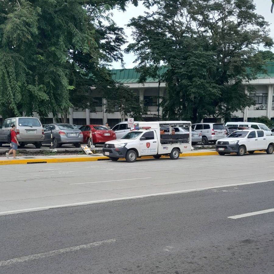 02 September 2025 02:35pm

Muling namataan ang mobile ng Regional Mobile Force Battalion 4A (RMFB4A) na nakaparada sa harap ng Diocesan Shrine of St. Therese sa kahabaan ng Ela Ave.

#SafeHavenWatch