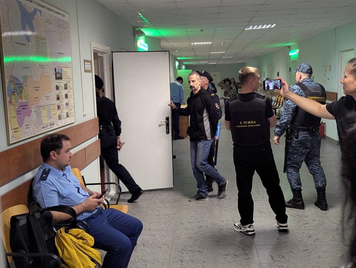 53-летнему электромонтажнику из Ленобласти запросили 6 лет колонии за комментарии о взрывах машины офицера ГРУ и обстреле дома в Энгельсе

Антону Зарецкому вменяют два эпизода оправдания терроризма за комментарии в телеграм-канале «Не ТВ».

Согласно обвинению, в июле прошлого