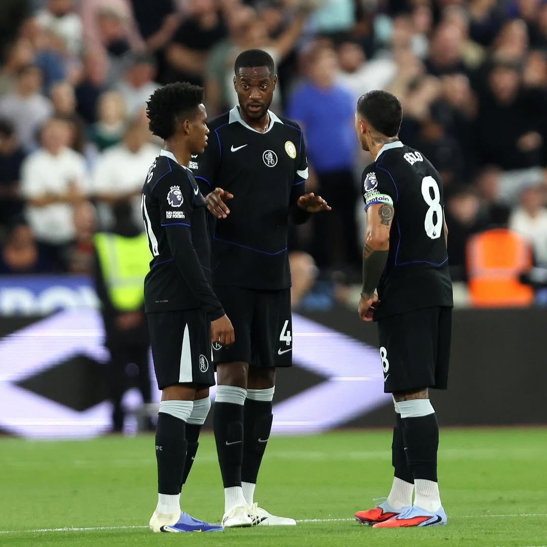 Tosin has been a very good signing and leader to the players ever since he joined Chelsea.

Let’s take a look at How Tosin has been showcasing His Leadership Role To The Players 

A Thread🧵