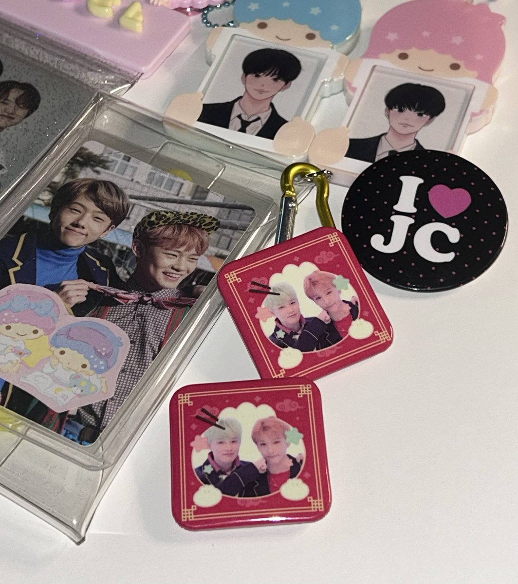 핀버튼 실물입니당 ◠ ◠
빠르게 포장해서 보내드릴게요 🚚...