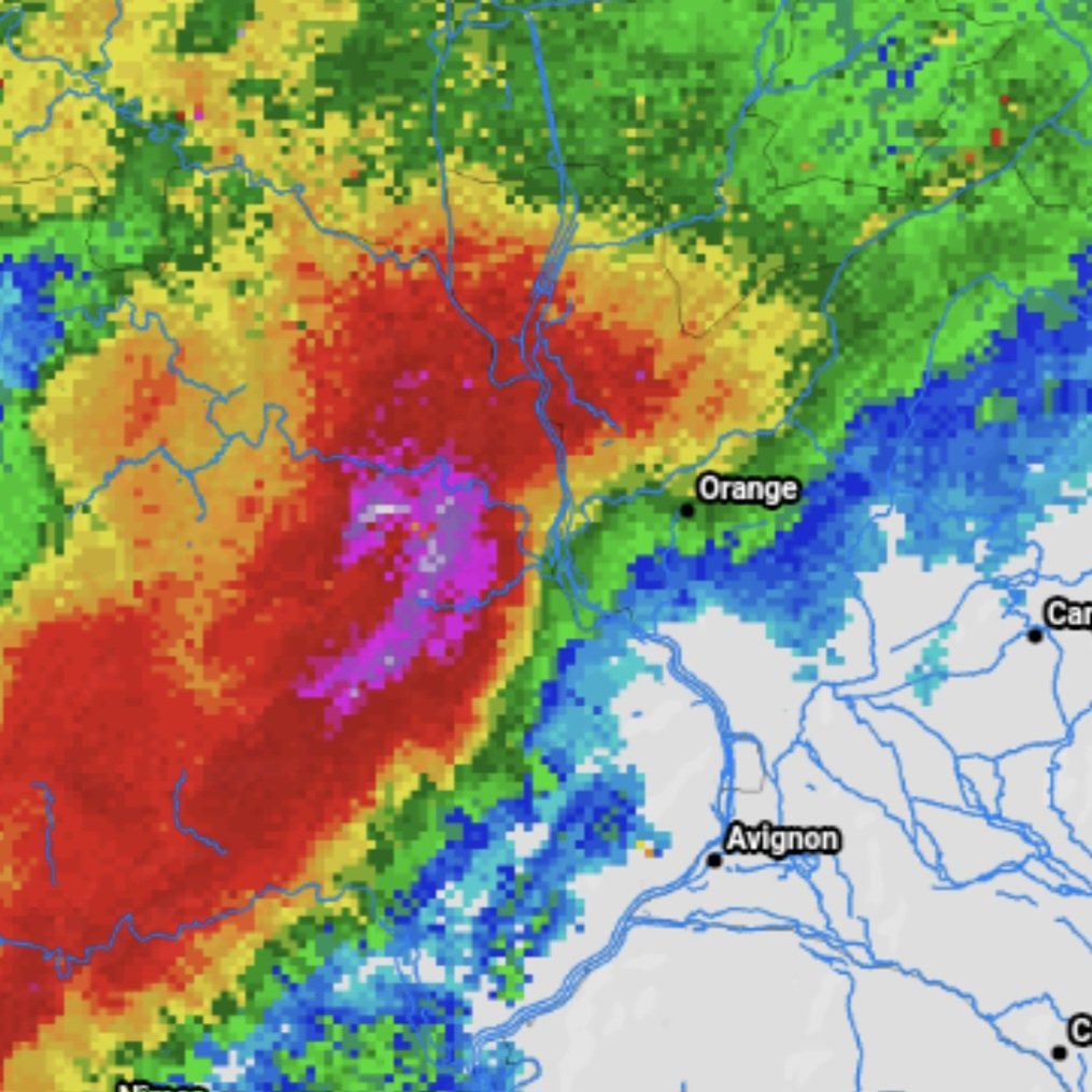 Formation suspecte à l'ouest de Orange dans la nuit du 31 août 2025.
Base très proche du sol avec cône 🌪.
<a href="/KeraunosObs/">Keraunos</a> <a href="/lachainemeteo/">La Chaîne Météo</a> <a href="/MeteoExpress/">Météo Express</a> <a href="/infoclimat/">Asso Infoclimat</a> <a href="/Meteovilles/">Guillaume Séchet</a> <a href="/ExtremeMeteo/">Extrême Météo</a>.