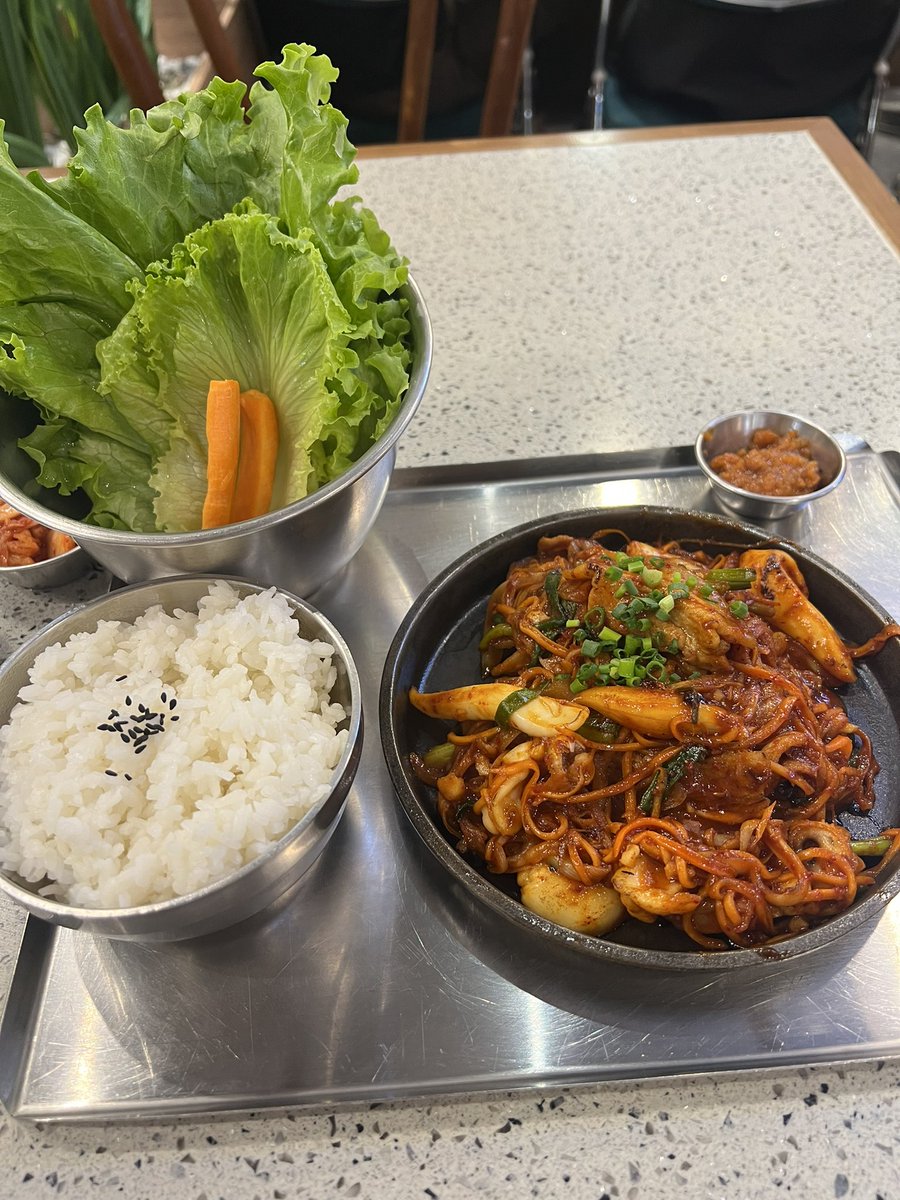 Thikamphon's tweet photo. ก่อนไปสอบ กิน hasal 
สอบเสร็จ กิน hasal พลังงานหมด ต้องการสามชั้น และเผ็���ๆ 🥹 https://t.co/ox3K0KQ3K5