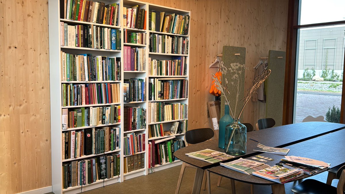 🍀 📚 In het kantoor van Treeport bij ROOTZ hebben we nu een goed gevulde bibliotheek. Benieuwd wat er staat en wat we doen? Kom gerust eens langs, we ontvangen je graag!