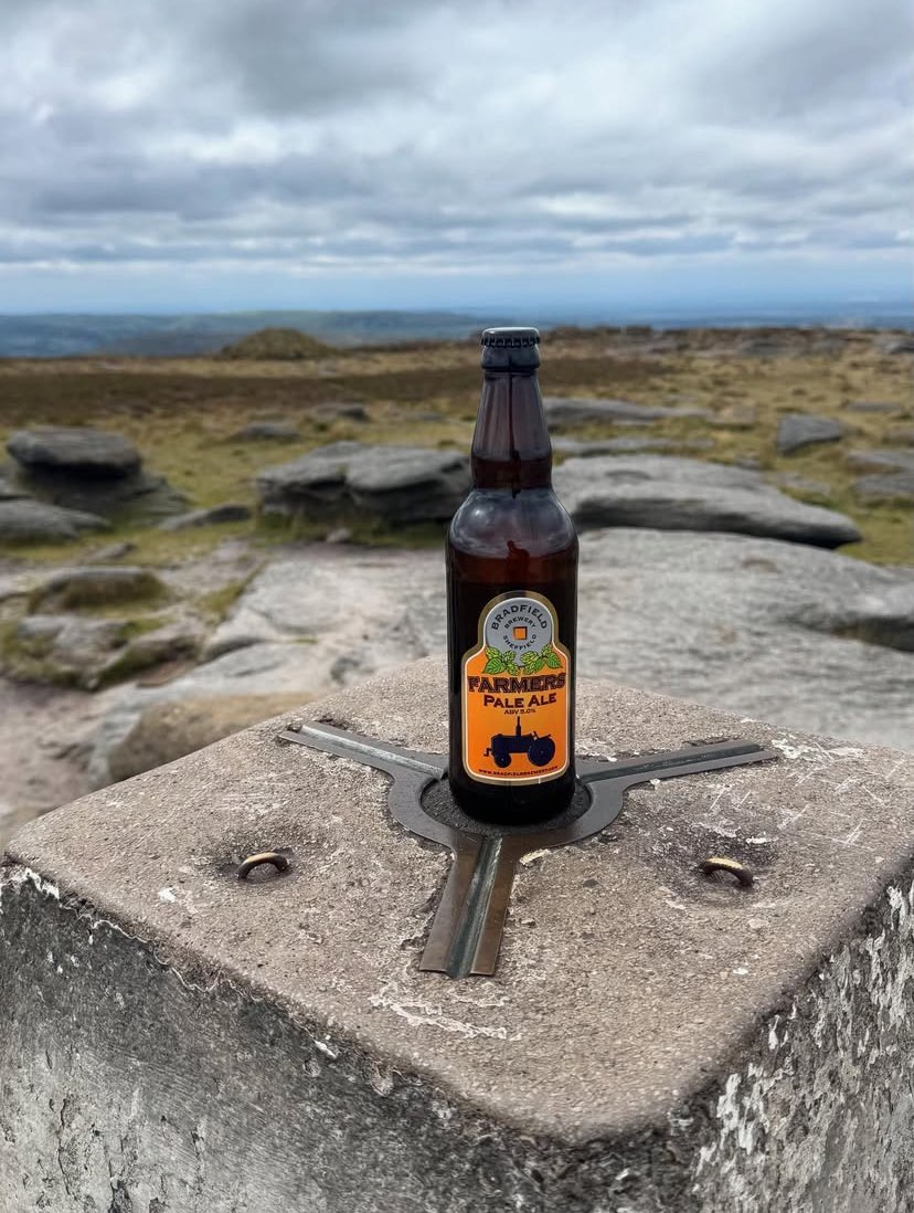 BradfieldBrew's tweet image. Walking is the best medicine; we find a beer at the summit helps too 🍻

📸: @onemanandacan 

#kinderscout #hikinglife #viewsfordays #realale