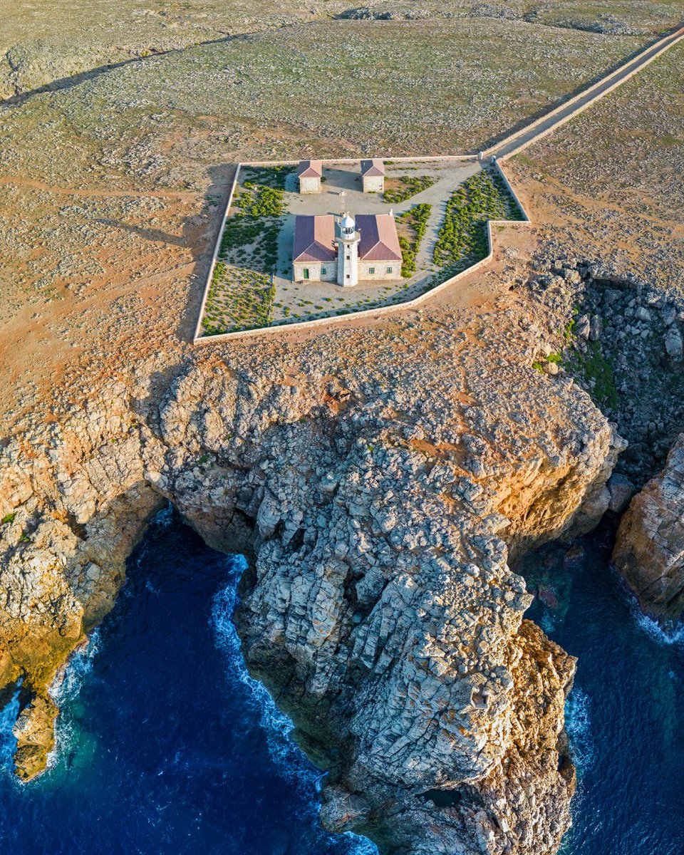 📍 Hui visitem el Far de Punta Nati (#Menorca)
Quan bufa tramuntana, el bufador pròxim al far recorda la força d’aquesta costa agresta. I també, la necessitat d’aquesta llum que guia vaixells des de fa més d’un segle. 

#farsdebalears