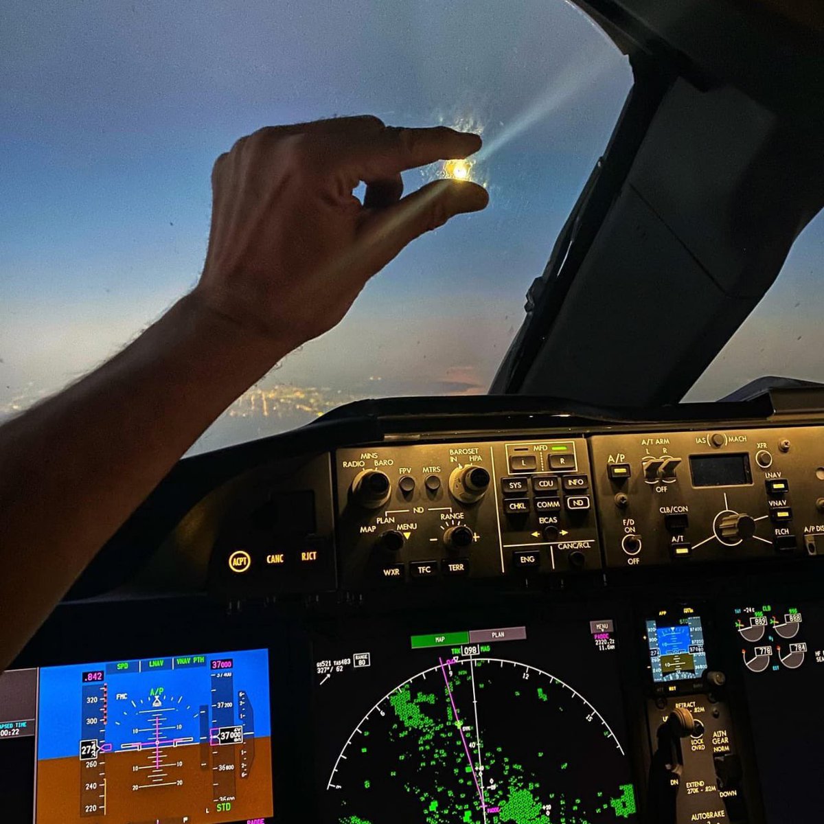 captdarre's tweet image. There’s something peaceful about watching the sunrise from the flight deck.
It’s moments like these that remind me why I chose this path.
Not just a job—it’s a calling.
#PilotPerspective #FlightDeckViews #SkyLife