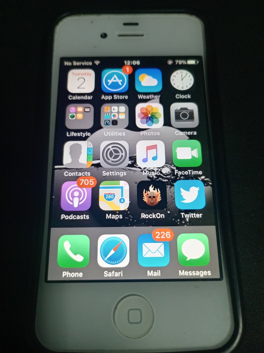 Twitter still exists on my old IPhone 4S <a href="/elonmusk/">Elon Musk</a> still get notifications on lock screen but sadly app function is limited/disabled #Twitter #iPhone