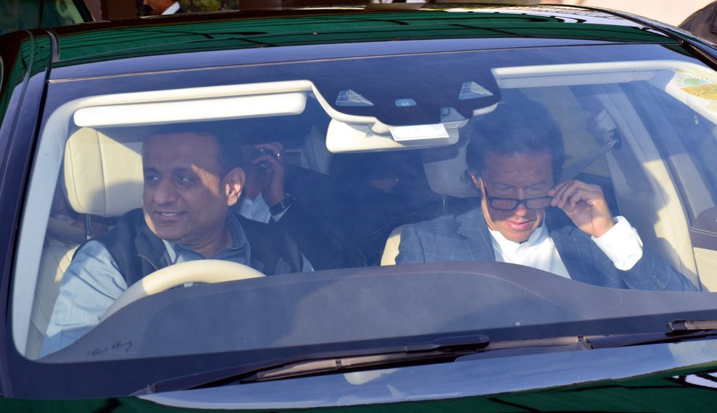 ایک وقت تھا کہ علیم خان عمران خان کے ڈرائیور ہوا کرتے تھے ۔۔۔۔۔

بس اتنا ہی بتانا تھا " تھینک یو ویری مچ "