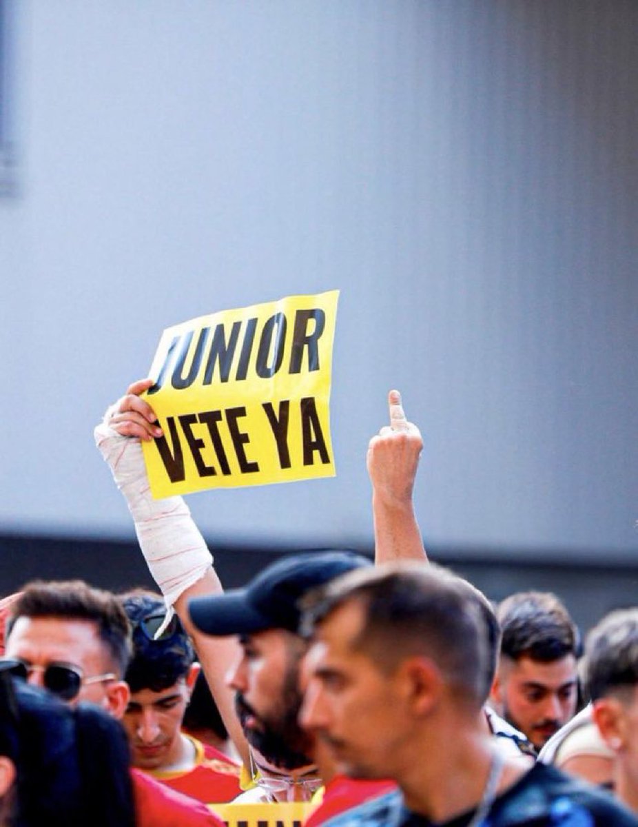 Después de que se measen en nuestra cara ayer. Pensamos hacer manifestaciones o algo? Esto no puede quedar así. DIFUNDIR #SevillaFC