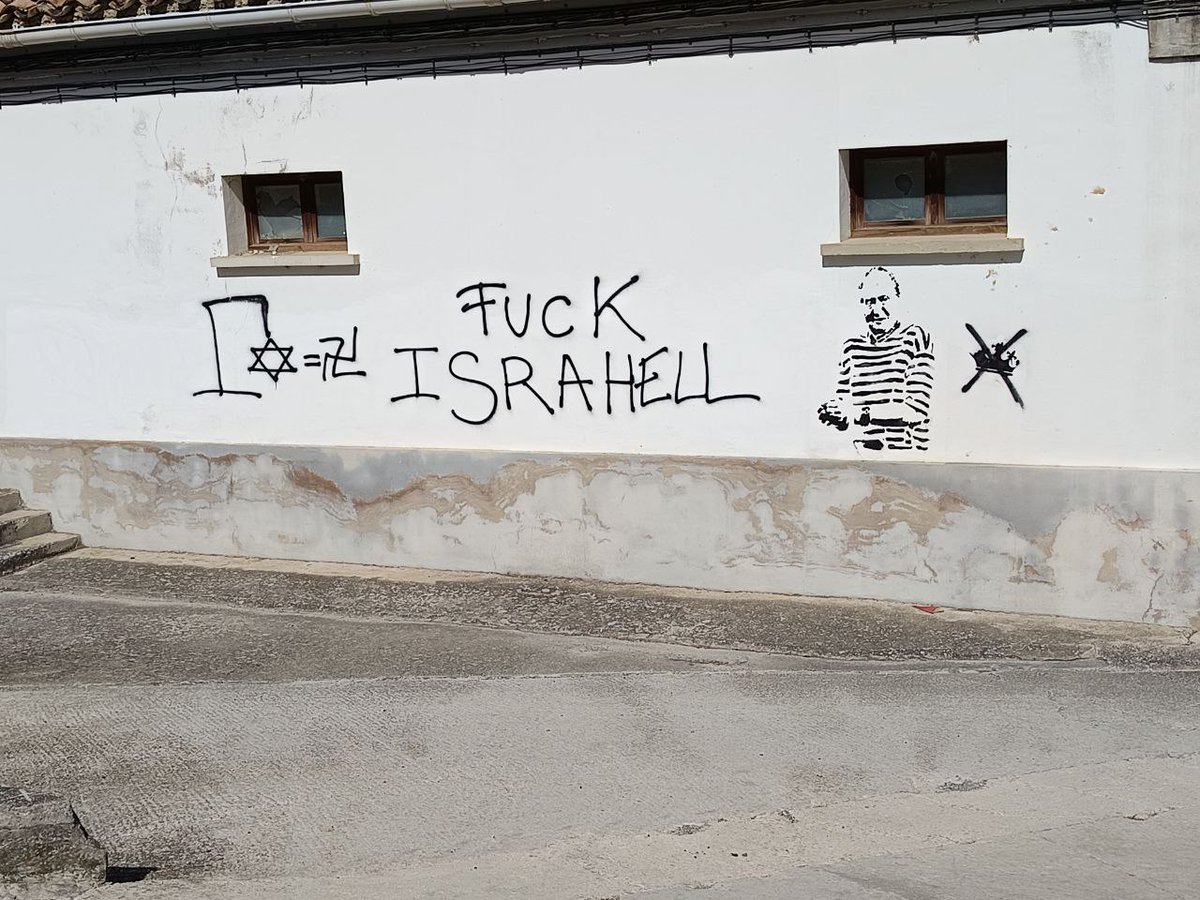 #PalestinaAskatu 🇵🇸 #BoikotIsrael 
Espainiako La Vuelta lasterketan Palestinaren aldeko aldarriak eta Israelen aurkako protestak gaur Nafarroan

Oibarren margoketak egin dituzte. Eta zure herrian? 
<a href="/BDZ_Nafarroa/">BDZ Nafarroa</a> <a href="/yala_nafarroa/">YalaNafarroa</a>