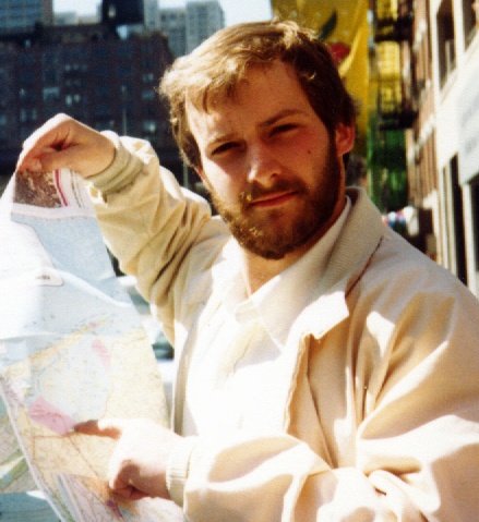 Adiós a uno de los nuestros: Scott Spiegel. Amigo y colaborador de Sam Raimi (cameos en casi todas sus películas), firmó el guión de TERRORÍFICAMENTE MUERTOS y participó en los cortometrajes de Raimi, incluso el que dio pié a POSESIÓN INFERNAL.