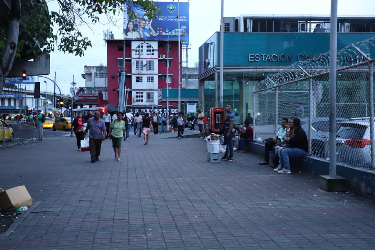 En estos momentos, buhoneros en la 5 de Mayo realizan desalojo voluntario tras cumplirse el plazo otorgado por las autoridades para desocupar la zona.
