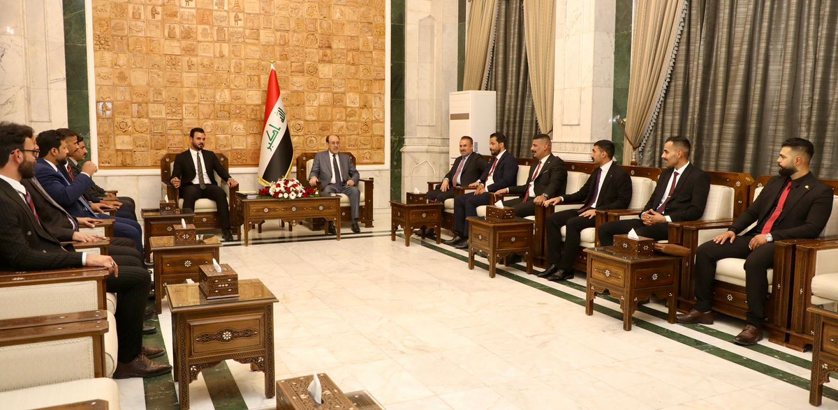 رئيس ائتلاف دولة القانون السيد نوري المالكي يستقبل وفد حركة المسار الشبابية 

استقبل رئيس ائتلاف دولة القانون السيد نوري المالكي بمكتبه اليوم وفد حركة المسار الشبابية برئاسة السيد عباس الزركاني وبحضور ممثل رئيس الائتلاف في محافظة كربلاء المقدسة السيد حسين المالكي ( ابو رحاب ) .