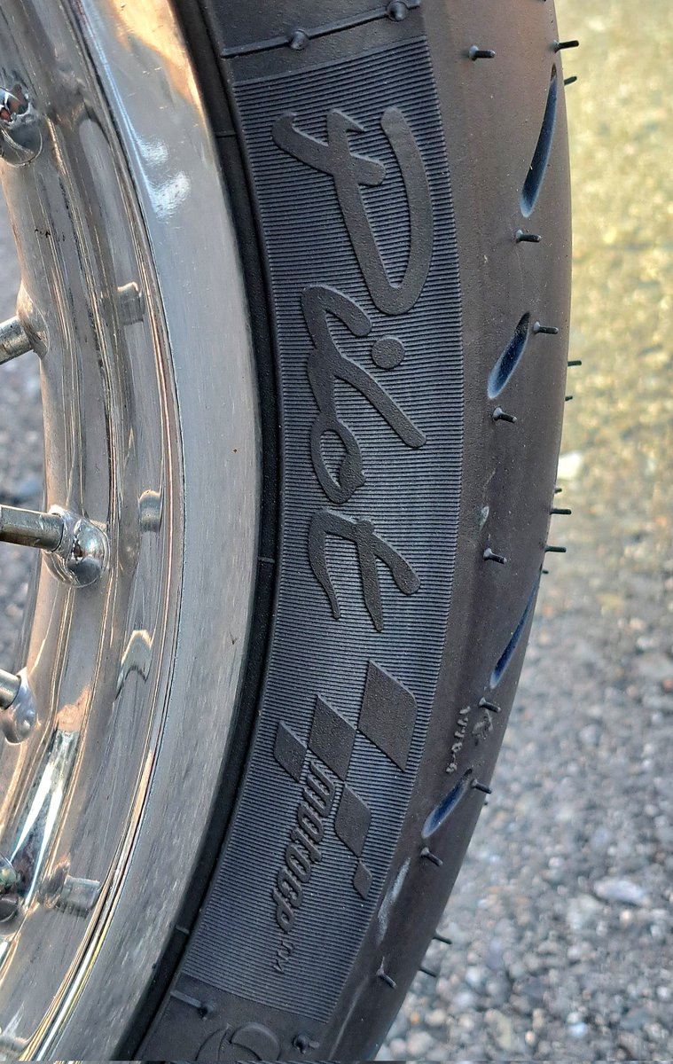 本日は富田林の藤原タイヤセンターに！タイヤは前後ミシュランパイロットmotoGP　他にリムバンド　チューブ、ブレーキシュー(持ち込み)交換！凄い親切、丁寧、迅速！ありがとうございました　めっちゃカッコイイ！まだ皮剥き中ですがフィーリングが別物に　安定感抜群で楽に曲がる
#リトルカブ