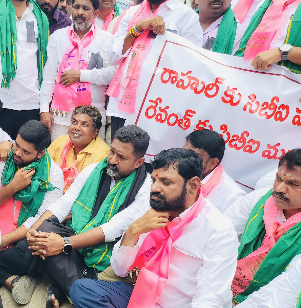 తెలంగాణ వరప్రదాయిని కాళేశ్వరం పైన, కేసీఆర్ గారి పైన కాంగ్రెస్ ప్రభుత్వం చేస్తున్న కుట్రలకు నిరసనగా BRS పార్టీ వర్కింగ్ ప్రెసిడెంట్ శ్రీ <a href="/KTRBRS/">KTR</a> గారి పిలుపు మేరకు 

శంకరపల్లి X రోడ్ లో ధర్నా కార్యక్రమం నిర్వహించటం జరిగింది 

రాహుల్ గాంధీ కి CBI వద్దు 

రేవంత్ రెడ్డి కి CBI ముద్దు