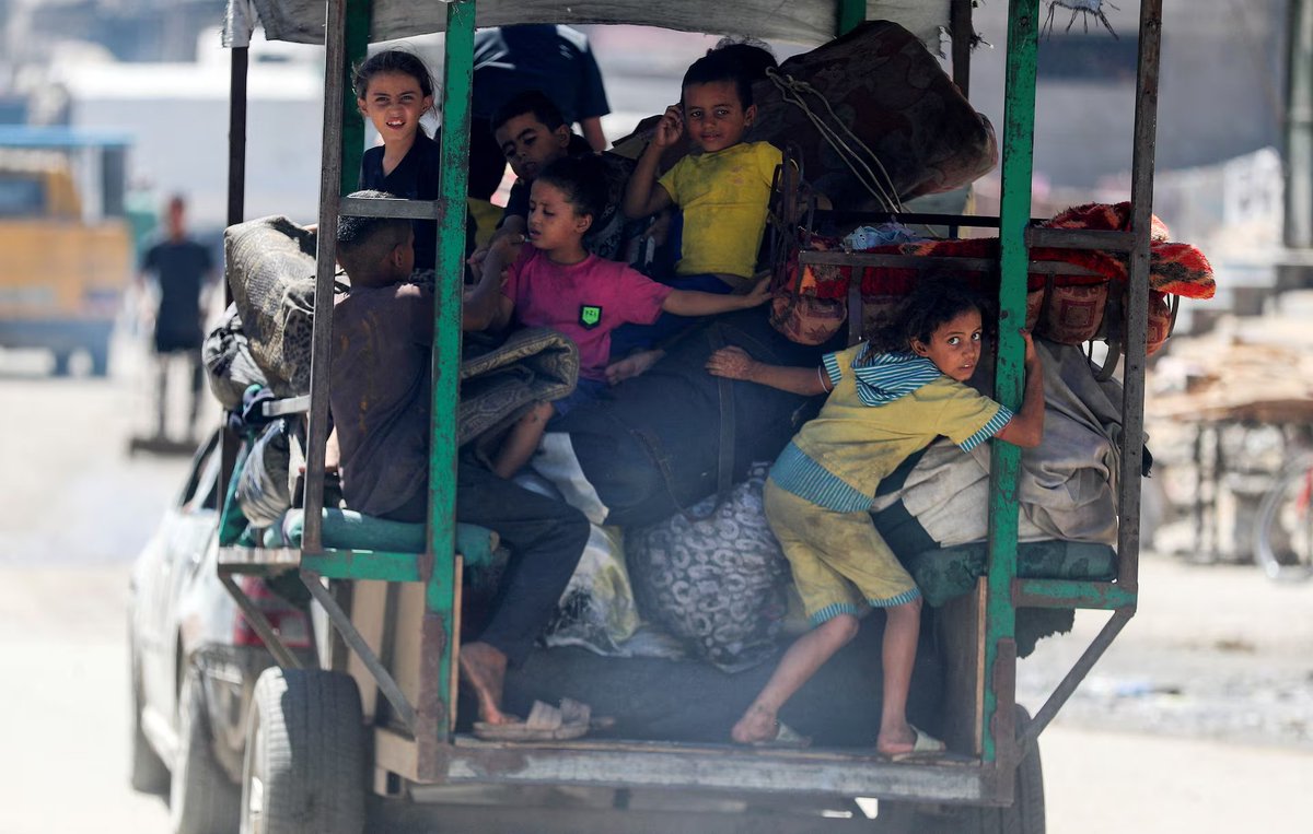 Palestinian children forced to flee Gaza City under the Israeli army’s assault.
