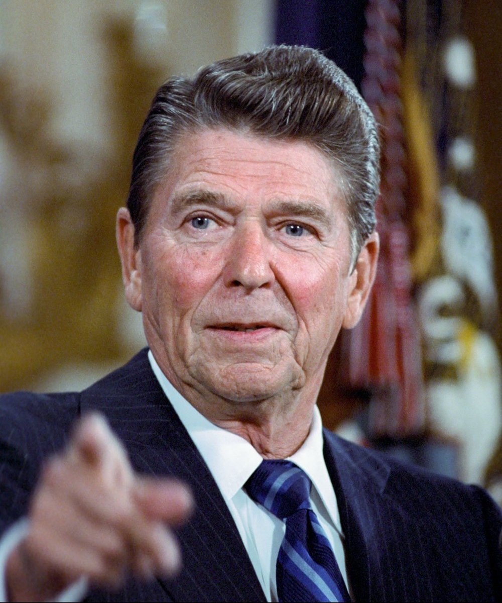 “El Gobierno debe ser pequeño para que tu puedas controlarlo, y no grande para que pueda controlarte a ti”

Ronald Reagan