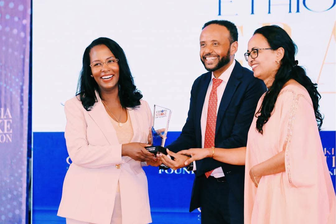 AdanechAbiebie's tweet photo. ስትሮክ እና ሌሎችም ተላላፊ ያልሆኑ በሽታዎች ስርጭት ከጊዜ ወደ ጊዜ እየጨመረ እንደሆነ መረጃዎች ያመላክታሉ ።

ይህንን ችግር አክሞ ለማዳን  የኢትዮዽያ ስትሮክ ፋዉንዴሽን  በመዲናችን የተሟላ የስትሮክ ሕክምና ማዕከል (comprehensive stroke service Center ) ለመገንባት  ላሳዩት ተነሳሽነት ከልብ አመሰግናለሁ።
ማዕከሉ ተገንብቶ ስራ ሲጀምር ከአገር ዉጭ ወጥተዉ መታከም ለማይችሉ ታማሚዎች እና ቤተሰብ ትልቅ እፎይታ የሚሰጥ ሲሆን  በአፍሪካ አህጉር ደረጃ እንኳ በጣም ውስን በሆኑ አገራት ብቻ የሚሰጥ በመሆኑ እንደ አገር ለጀመርነዉ የጤና ቱሪዝምም በዉጭ ምንዛሬ ግኝት የሚኖረዉ ኢኮኖሚያዊ  ፋይዳ  ጉልህ ነዉ ።በመሆኑም የከተማአስተዳደራችን  ለስትሮክ ሕክምና ማዕከል  መገንባት መሬት ከማቅረብ ጀምሮ ሌሎች ድጋፎችን ያደርጋል።
መላዉ የከተማችን ነዋሪዎች ስትሮክን ጨምሮ ሌሎችም ተላላፊ ያልሆኑ ደዌዎችን አስቀድሞ መከላከያዉ መንገድ የአኗኗር ዘይቤ 
 በመሆኑ ለዚህም ታልመዉ በተሰሩ የከተማችን የእግረኛ መንገዶች ፣ የስፓርት ማዕከላት እንድትጠቀሙ እላለዉ ።

ፈጣሪ ኢትዮዽያንና ሕዝቦቿን ይባርክ !