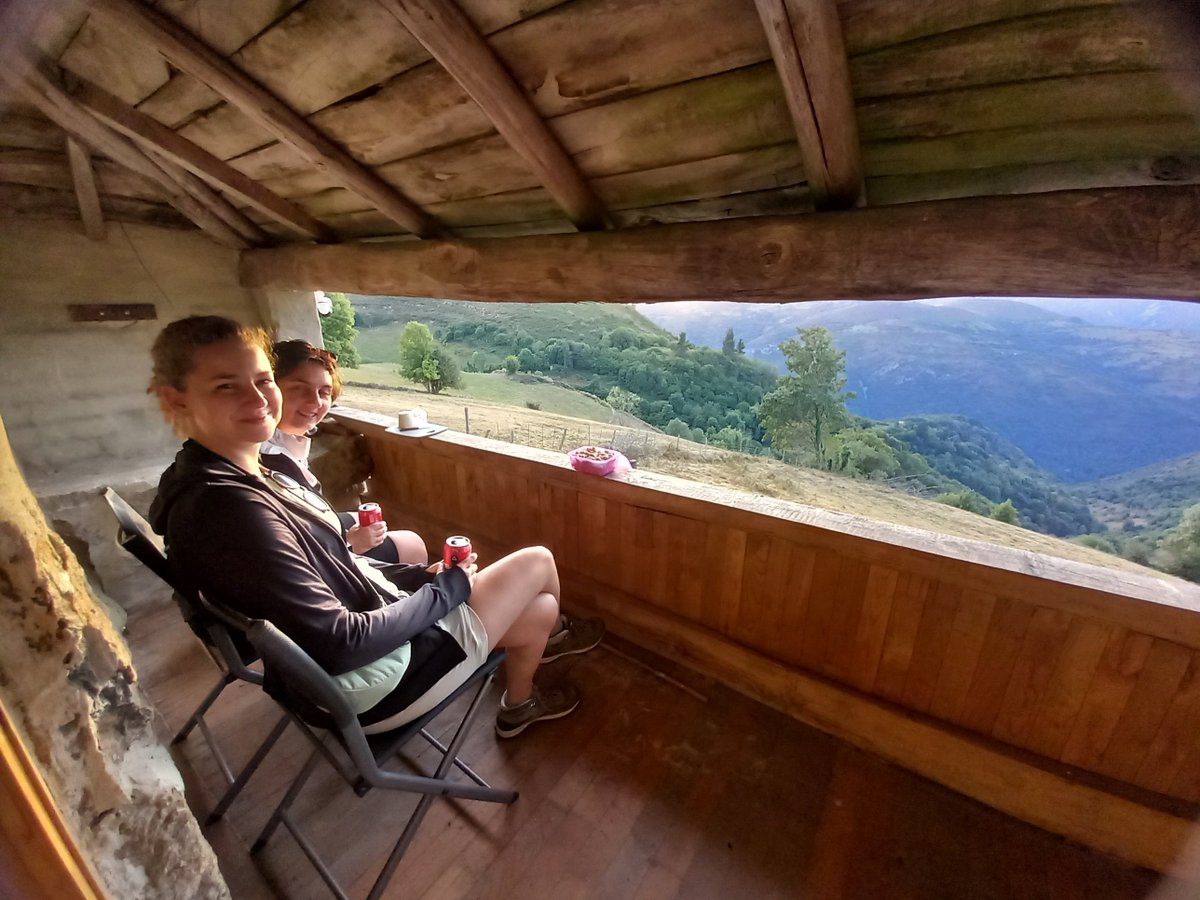 Mari y Katrijn, dos #viajeras belgas disfrutando del atardecer en el Camín Real de la Mesa en <a href="/BelmonteTurismo/">Turismo Belmonte de Miranda</a>.

👉 ososyolas.com 

#viaje #asturias