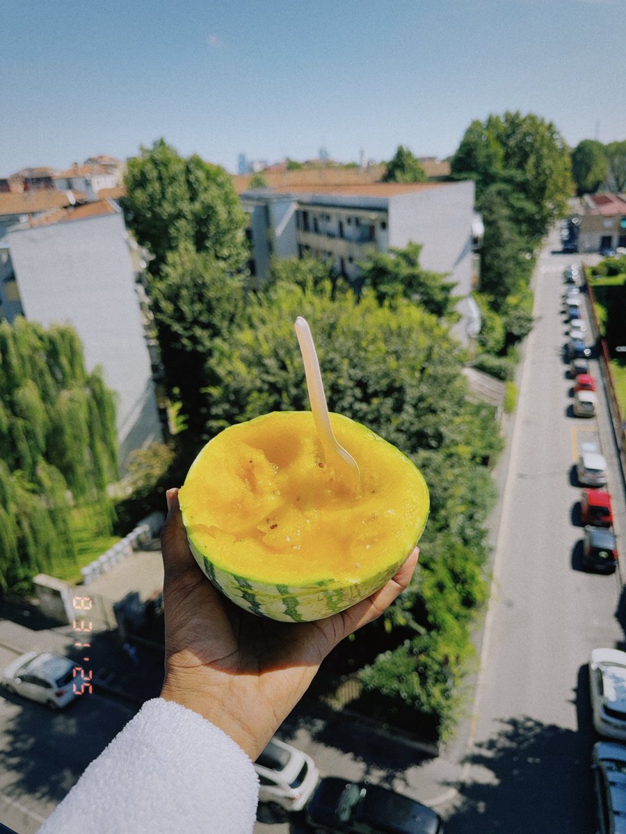 markgotjuice's tweet photo. in Milan 🇮🇹 starting my day with some seeded yellow watermelon https://t.co/pKBy8OyPVS