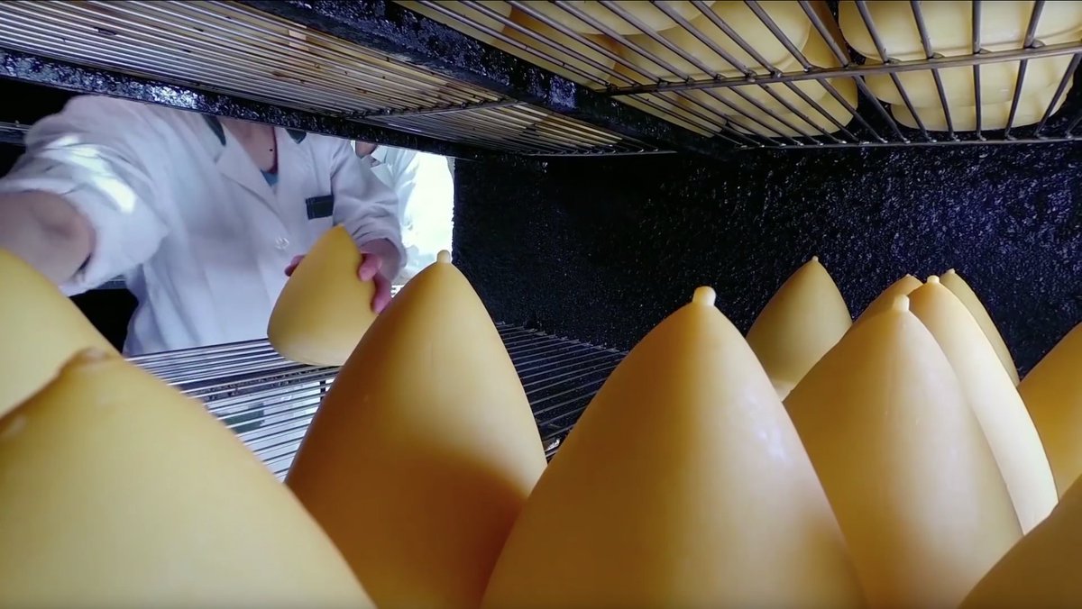 👋 Hoy es lunes... y final del verano 🥺

Sabemos que para muchos de vosotro/as no es el mejor día 💔 ¡Pero tenemos una solución de manual!

Con queso, todo se lleva mejor 💌 Comparte un trocito de #QuesoDOPSanSimónDaCosta con tus personas más cercanas y mejora al 100% su día 🧡