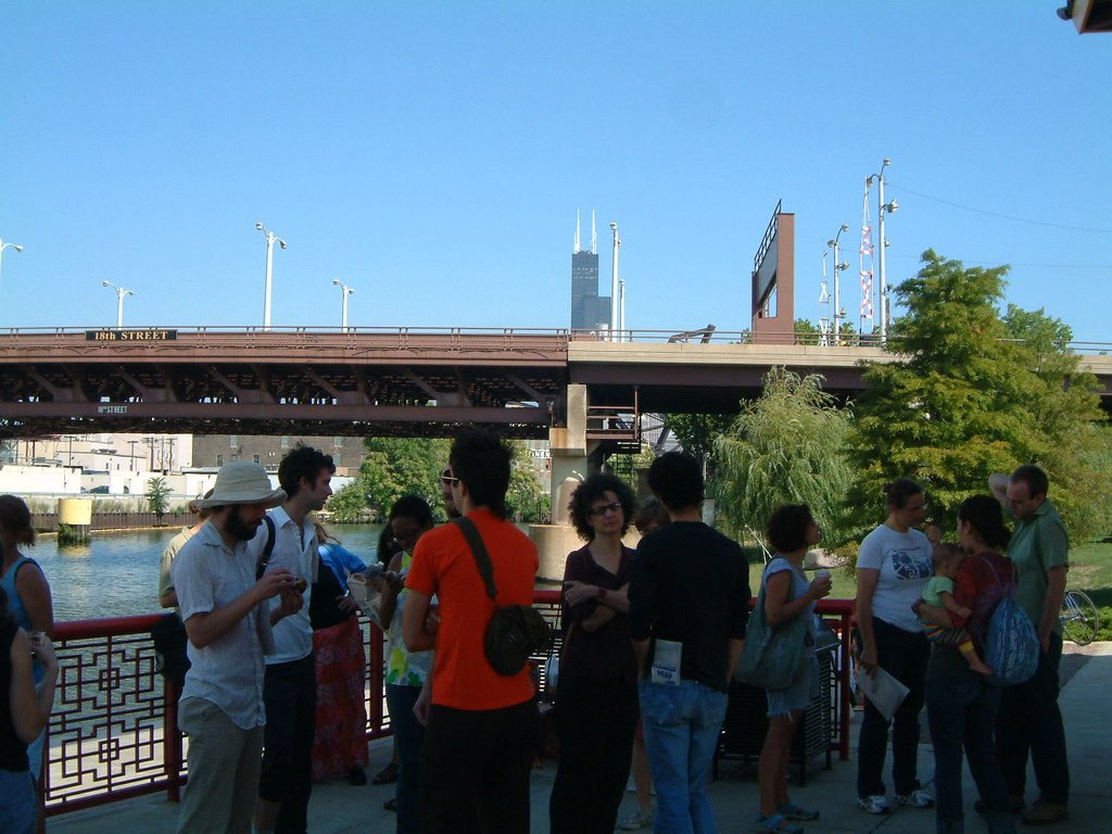 Miscprojects's tweet image. 20 years ago on Labor Day 2025 the first issue of AREA Chicago was released over a picnic brunch at Ping Tom Park in Chinatown (Pictured here). All the past issues are now at areachicagoarchive.wordpress.com/and some other random photos are at flickr.com/photos/areachi…