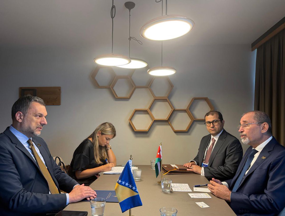 يلتقي الآن نائب رئيس الوزراء ووزير الخارجية وشؤون المغتربين أيمن الصفدي <a href="/AymanHsafadi/">Ayman Safadi</a>، وزير الخارجية في البوسنة والهرسك إلمدين كوناكوفيتش <a href="/DinoKonakovic/">Elmedin Dino Konaković</a>، على هامش أعمال منتدى بليد الاستراتيجي العشرين في سلوفينيا.

#الأردن 
#البوسنة_والهرسك 
#BSF2025 

🇧🇦🇯🇴