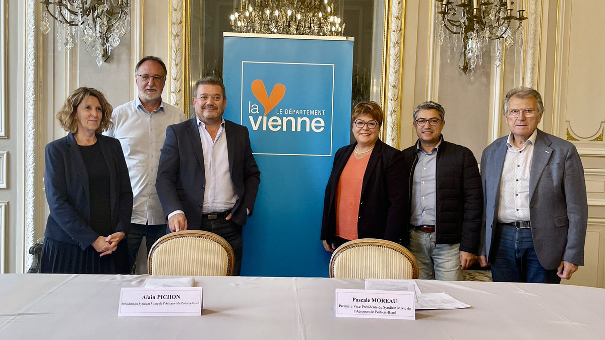 #Transport ✈️ | Poitiers - #Lyon : la liaison aérienne reprend 🙌

🤝 Le Comité Syndical de l’Aéroport de #Poitiers - Biard, présidé par Alain Pichon, a retenu la compagnie aérienne VOLOTEA pour assurer la ligne Poitiers - Lyon à partir du 17 octobre 2025 pour 2 allers-retours
