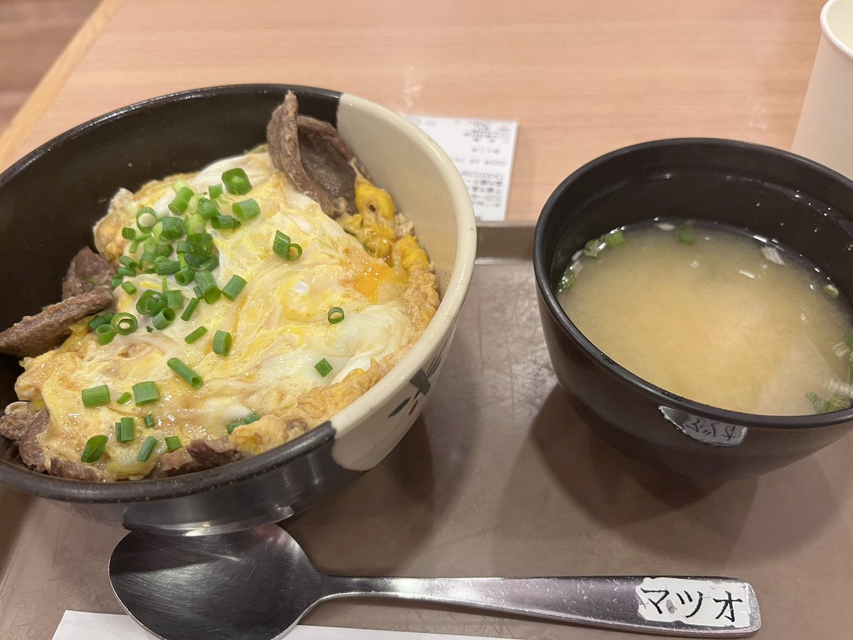 フライト前、新千歳空港にてソフトクリーム2個、焼きとうもろこし味噌バターラーメン、ジンギスカン丼を食し搭乗手続き
さらば北海道〜🐮🍦🍜
