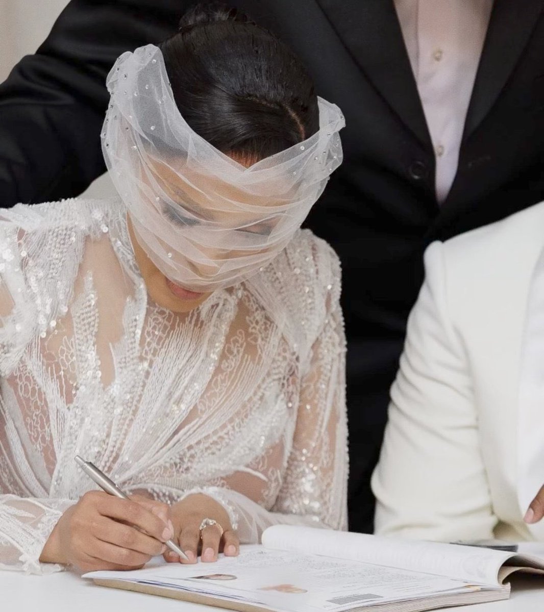 My brother from KZN paid R150K for Kefilwe Mabote

- She’s coming with 2 children…. 

- 2 Different baby daddies 

- Experience of 3 different marriages 

-  former AFCON player of the tournament. 

I’m sure Shaka Zulu is turning on his grave 😭