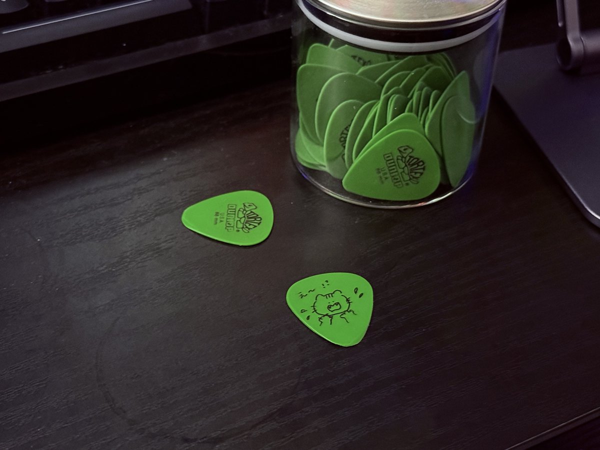 使い古してちびたピックに嫁が落書きしてた、捨てれなくなった。